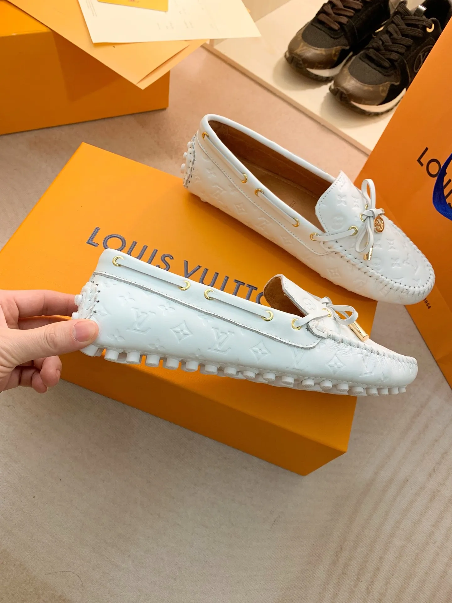 p460💰Couple model❤️🇫🇷 𝙇𝙤𝙪𝙞𝙨 𝙑𝙪𝙞𝙩𝙩𝙤𝙣 🇫🇷Louis Vuitton 2023 Classic𝓛𝓿 𝓣𝓻𝓪𝓲𝓷𝓮𝓻 Sports Series ➪➪➪¯ [Arizona Doudou Shoes Series] ▪️▪️▪️Arizona slip-on shoes are made of Monogram Eclipse canvas. Its hand-painted and dyed edges and hand-sewn uppers fully demonstrate Louis Vuitton's traditional shoemaking craftsmanship. This slip-on shoe is very lightweight. The integrated tongue and upper make it particularly comfortable and flexible. The soft outsole is equipped with rubber padding. Decorated with matching sash. Detailed features: ☑️Monogram Eclipse canvas ☑️Black Eclipse pattern ☑️Hand-painted shoe edges ☑️Hand-sewn uppers (each pair takes time to process) ☑️Integrated tongue and upper construction ☑️Outsole equipped with rubber lining ☑️size: 35_46